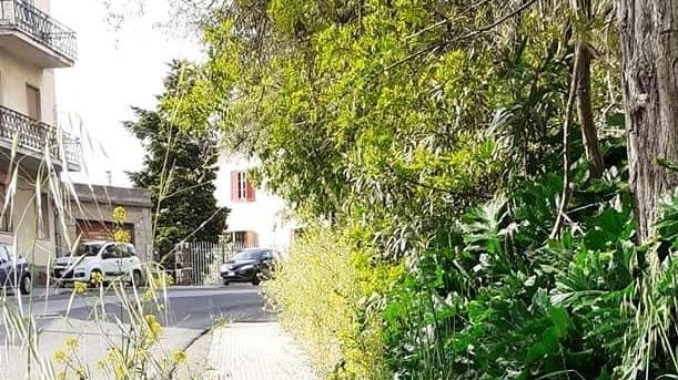 Il marciapiede è impraticabile: percorso a ostacoli a Punta Idda