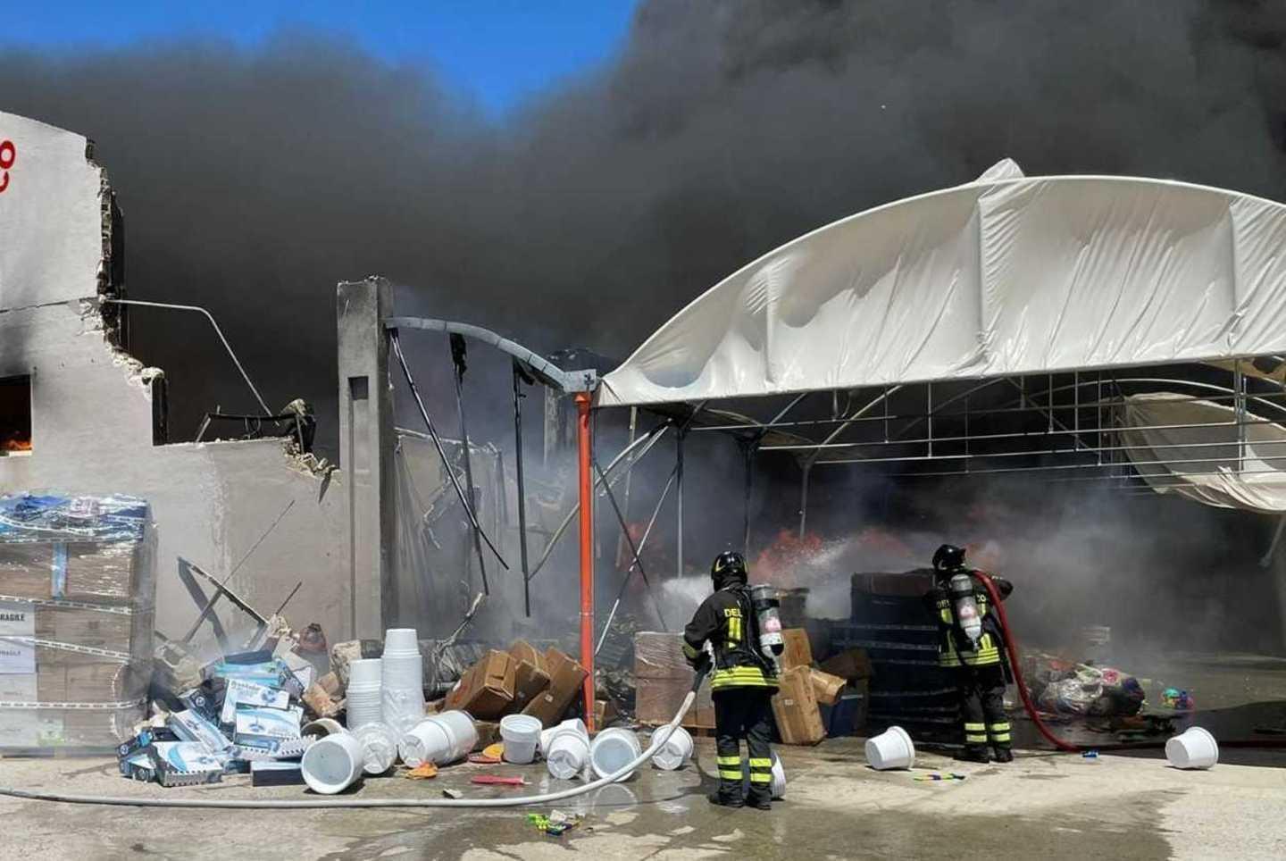 Capannoni in fiamme, paura per le esalazioni