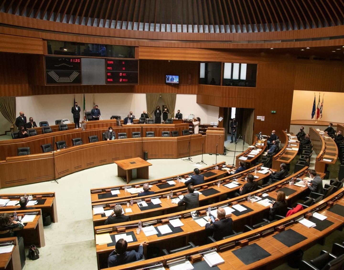 Un minuto di silenzio alla Regione 