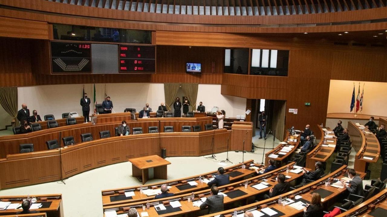 Un minuto di silenzio alla Regione