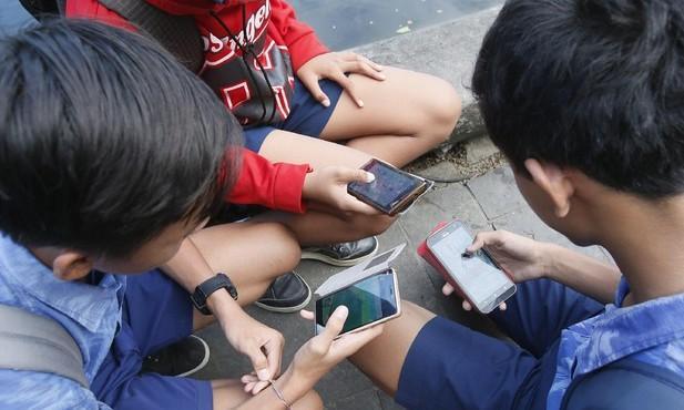 Sì ai telefoni ai dodicenni ma educhiamoli a usarli bene