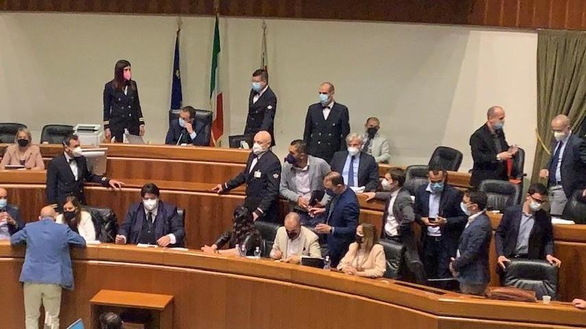 Insulti, minacce e spintoni il Palazzo diventa un ring