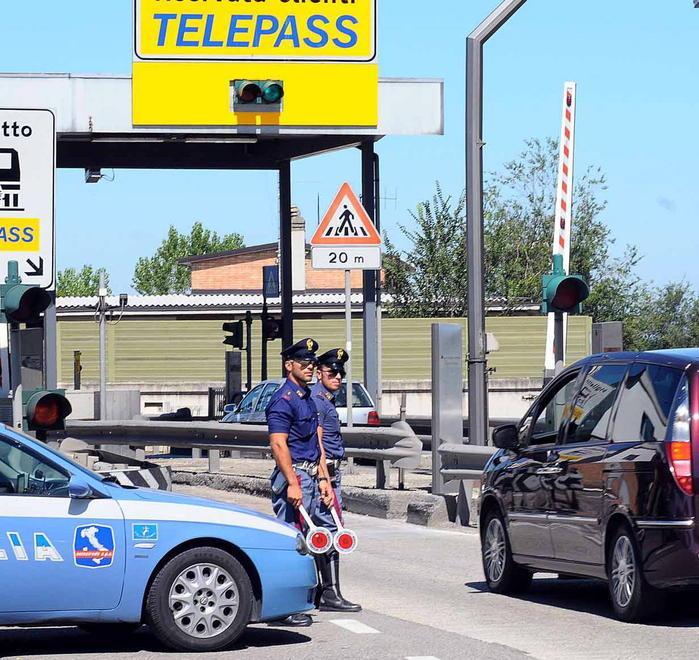 Modena Si accodava alle auto al casello e così non pagava l’autostrada 