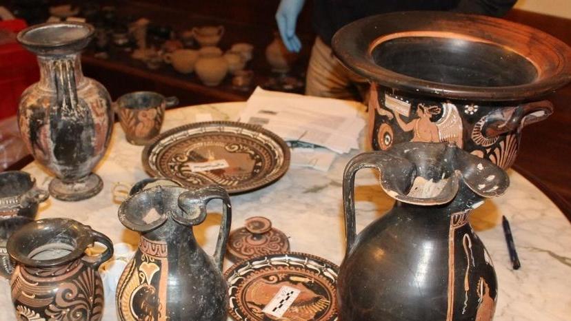 Modena. Confiscati 57 vasi di 2.500 anni fa: un’eredità illecita da 100mila euro 
