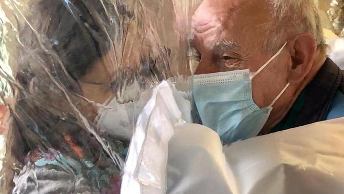 Rsa, un tampone veloce per riabbracciare i parenti: ecco il meccanismo studiato dalla Regione