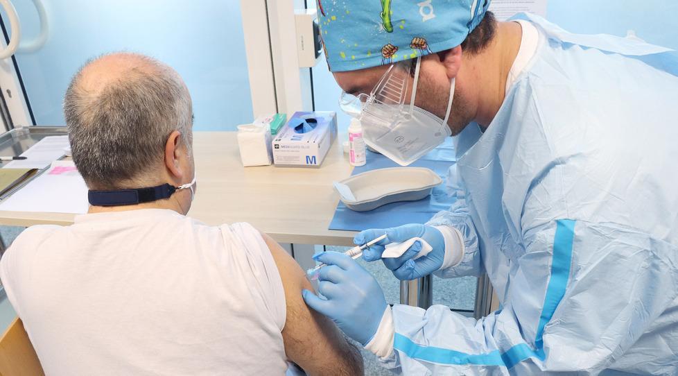 Cinquantenni, corsa alla prenotazione. Ma le vaccinazioni slittano al 7 giugno 