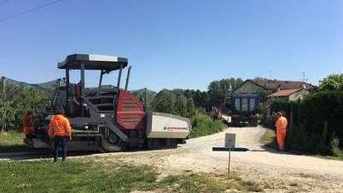 Via Colombara, l'assessore Maggi accoglie le richieste dei residenti e fa asfaltare la strada