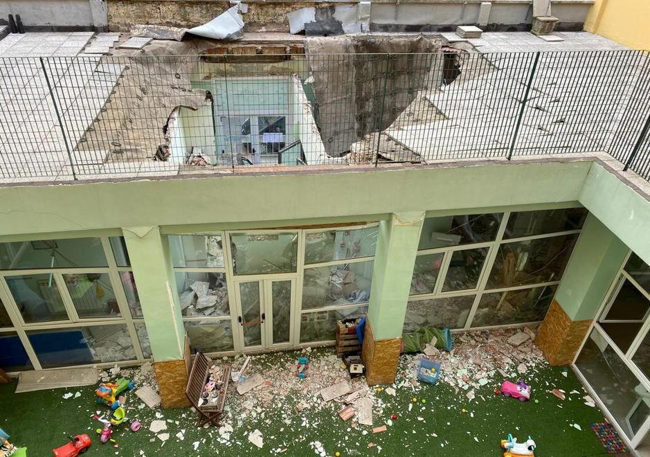 L’asilo “L’isola che non c’è” dopo il crollo del soffitto-terrazza: alcuni locali sono completamente inagibili, ricoperti di macerie
