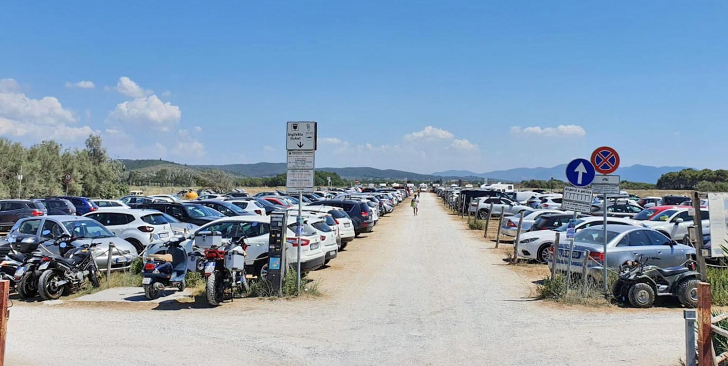 Parcheggi in Costa Est (foto Paolo Barlettani)