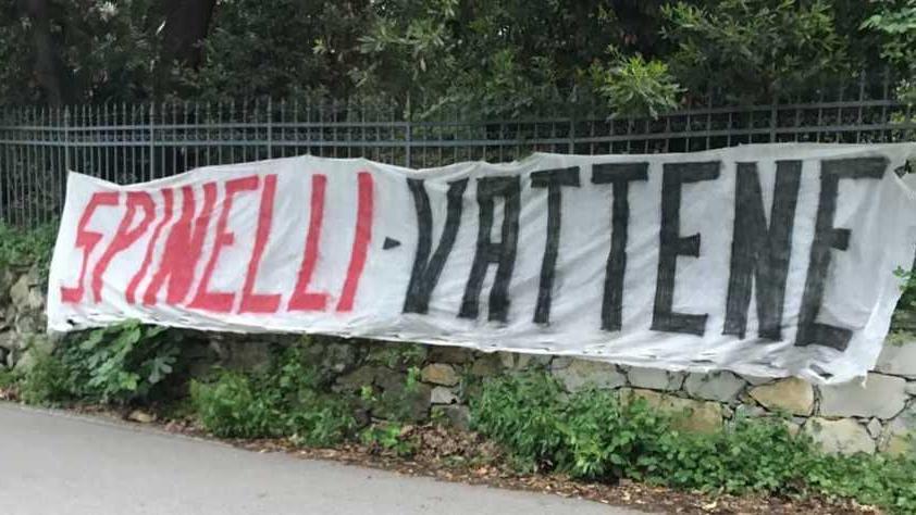 Lo striscione dei tifosi del Livorno fuori dalla villa di Spinelli a Nervi