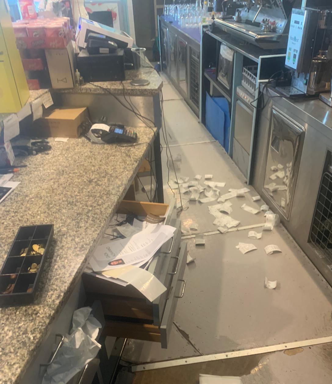 L’interno del bar del bagno Graziella messo a soqquadro dai ladri