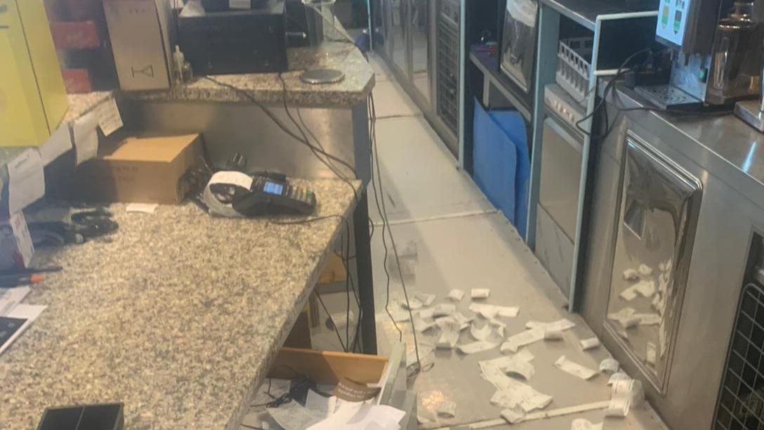 L’interno del bar del bagno Graziella messo a soqquadro dai ladri