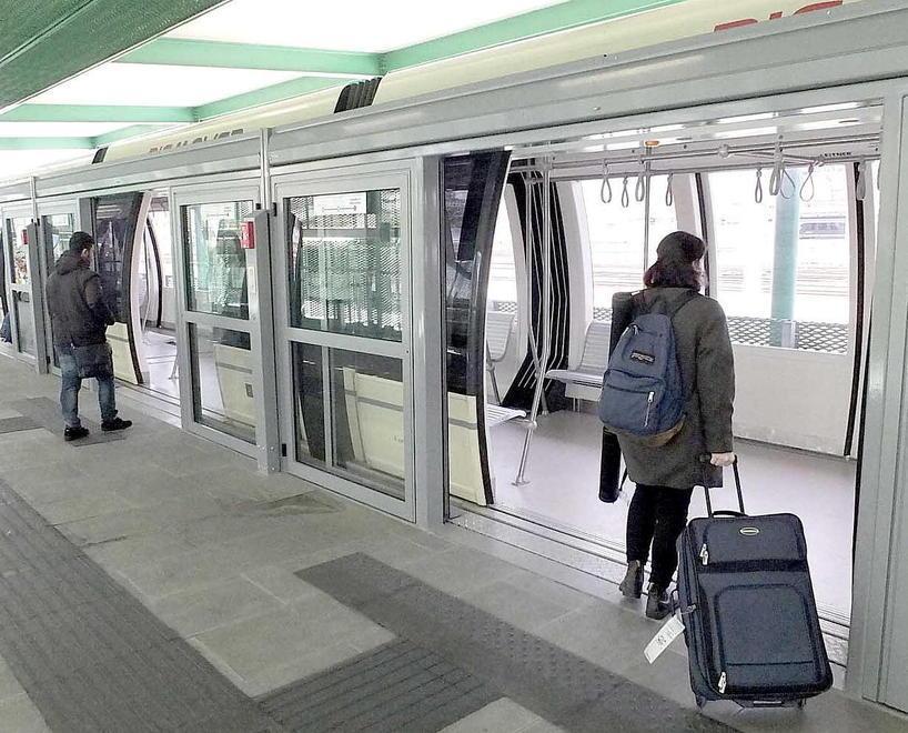 La navetta elettrica del Pisamover tra la stazione e l’aeroporto