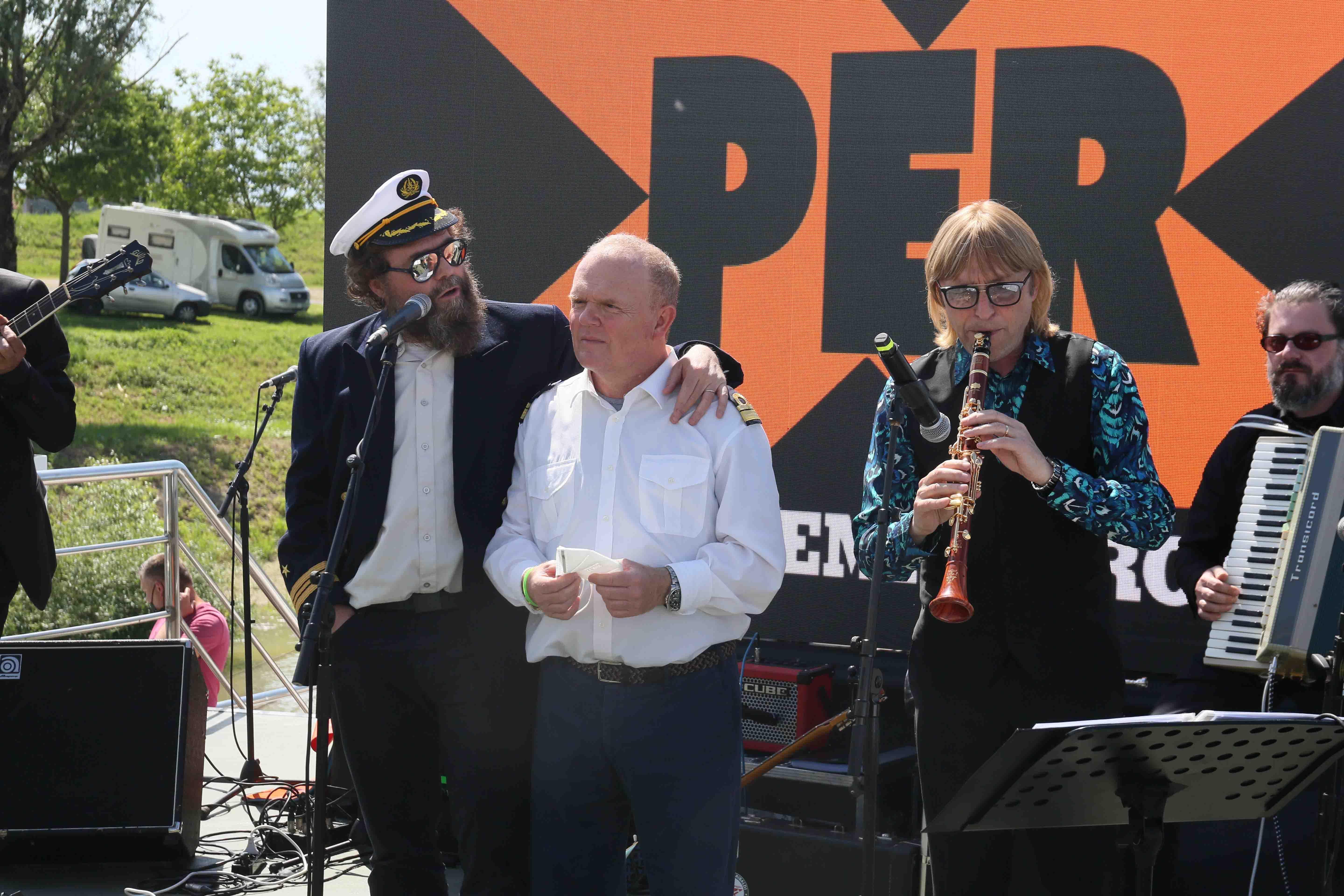 Il comandante della Stradivari Giuliano Landini, con gli Extraliscio