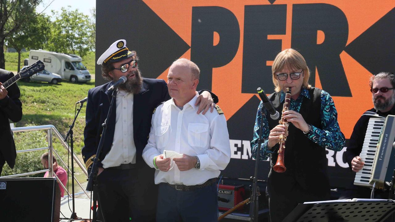 Il comandante della Stradivari Giuliano Landini, con gli Extraliscio