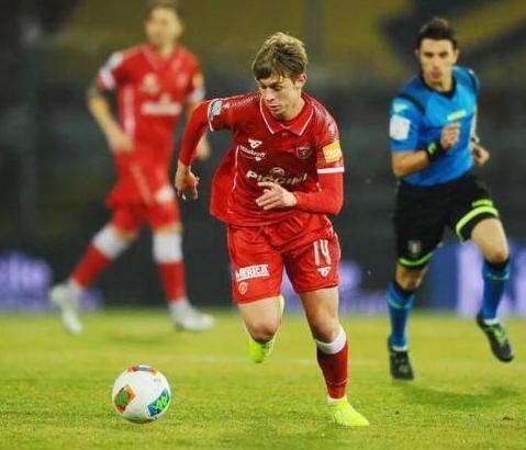 Il centrocampista Hans Nicolussi Caviglia, classe 2000, in azione con la maglia del Perugia