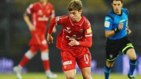 Il centrocampista Hans Nicolussi Caviglia, classe 2000, in azione con la maglia del Perugia