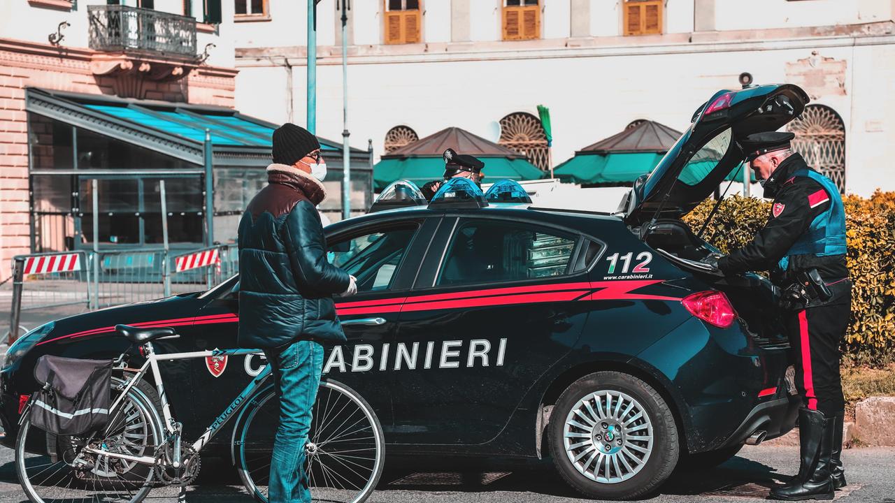 Due carabinieri in città (foto d'archivio)