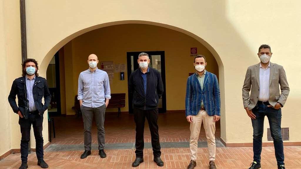 Nella foto: da sinistra, l'assessore Jacopo Masini, l'assessore Francesco Dei, Franco Brogi, il sindaco Giacomo Cucini e Giacomo Checcucci