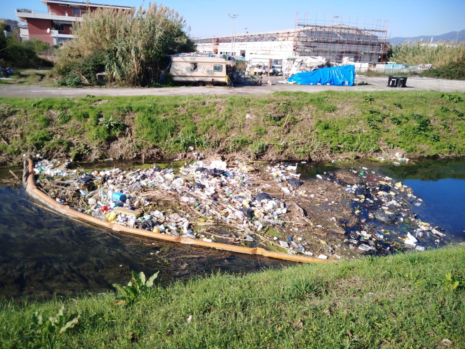 I rifiuti raccolti lungo il corso d’acqua grazie al sistema di barriere posizionato dal Comune