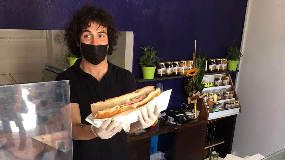 Joshua Farnzoni con una maxi focaccia al “Gatto Nero”