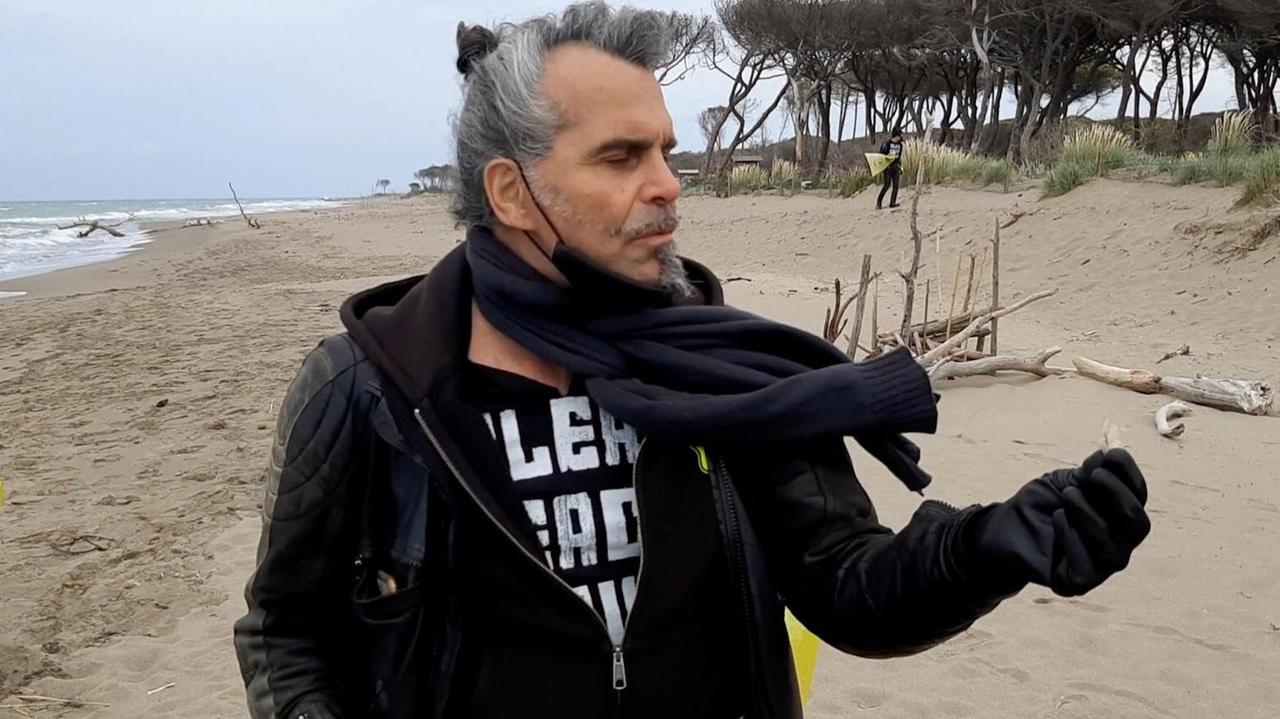Piero Pelù sulla spiaggia di Marina di Alberese (Foto Agenzia fotografica BF)