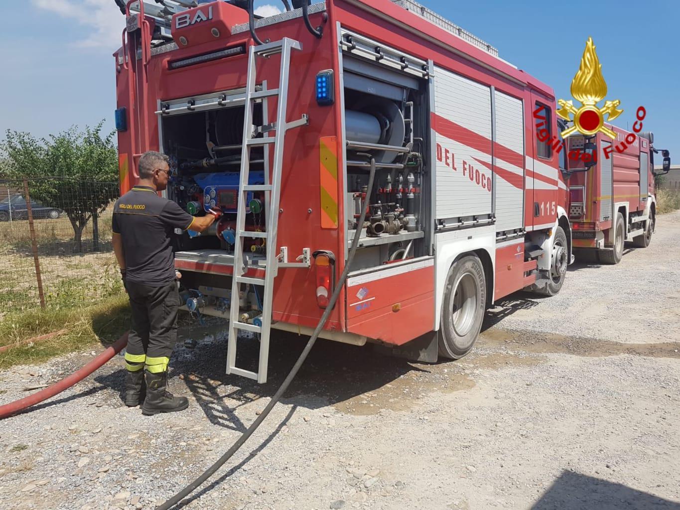 S'incendia il rimorchio di un camion sulla strada per Orosei: danni ma nessun ferito