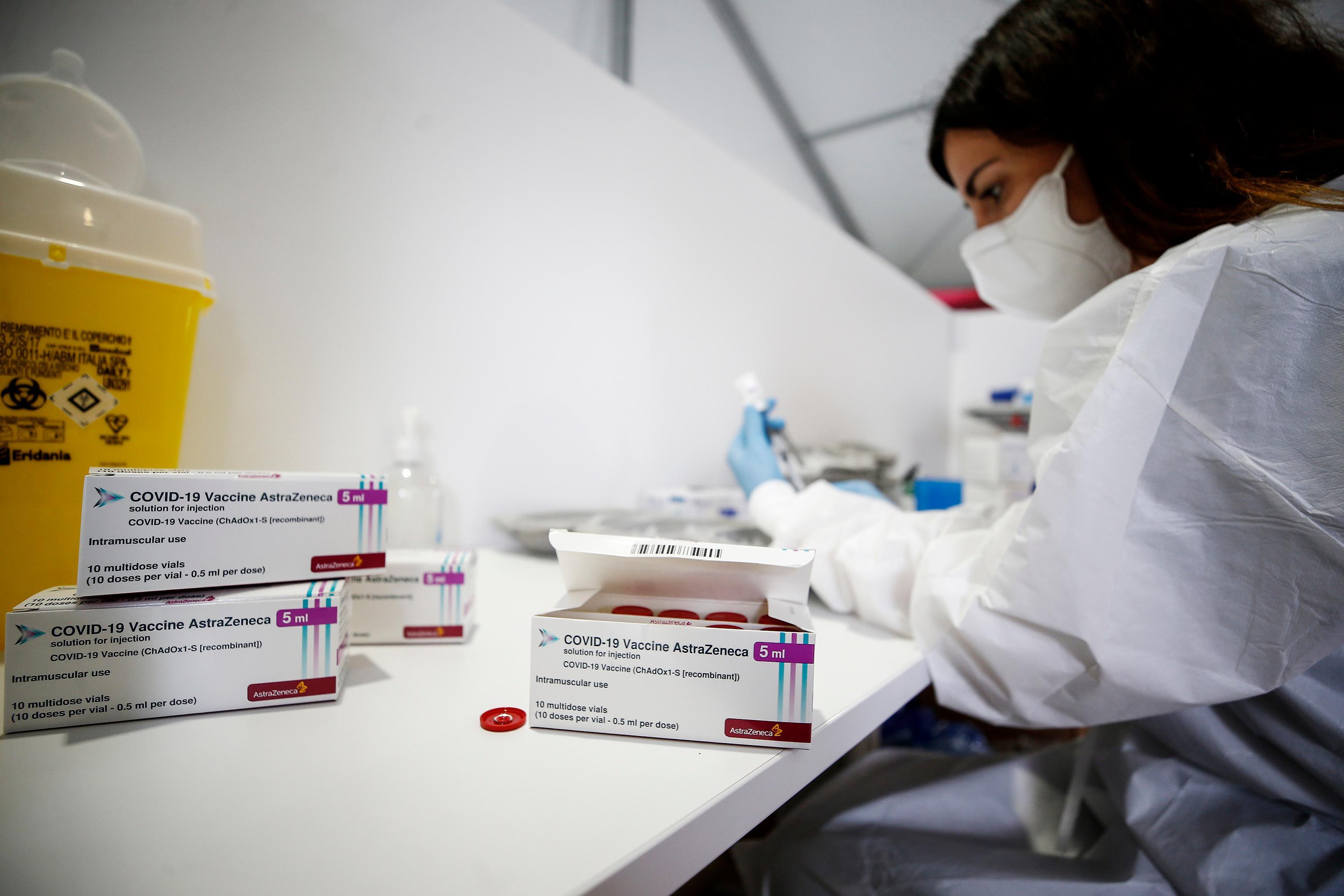 Vaccini in Toscana, il portale apre ad altre fasce di cinquantenni. Il calendario ufficiale per i quarantenni