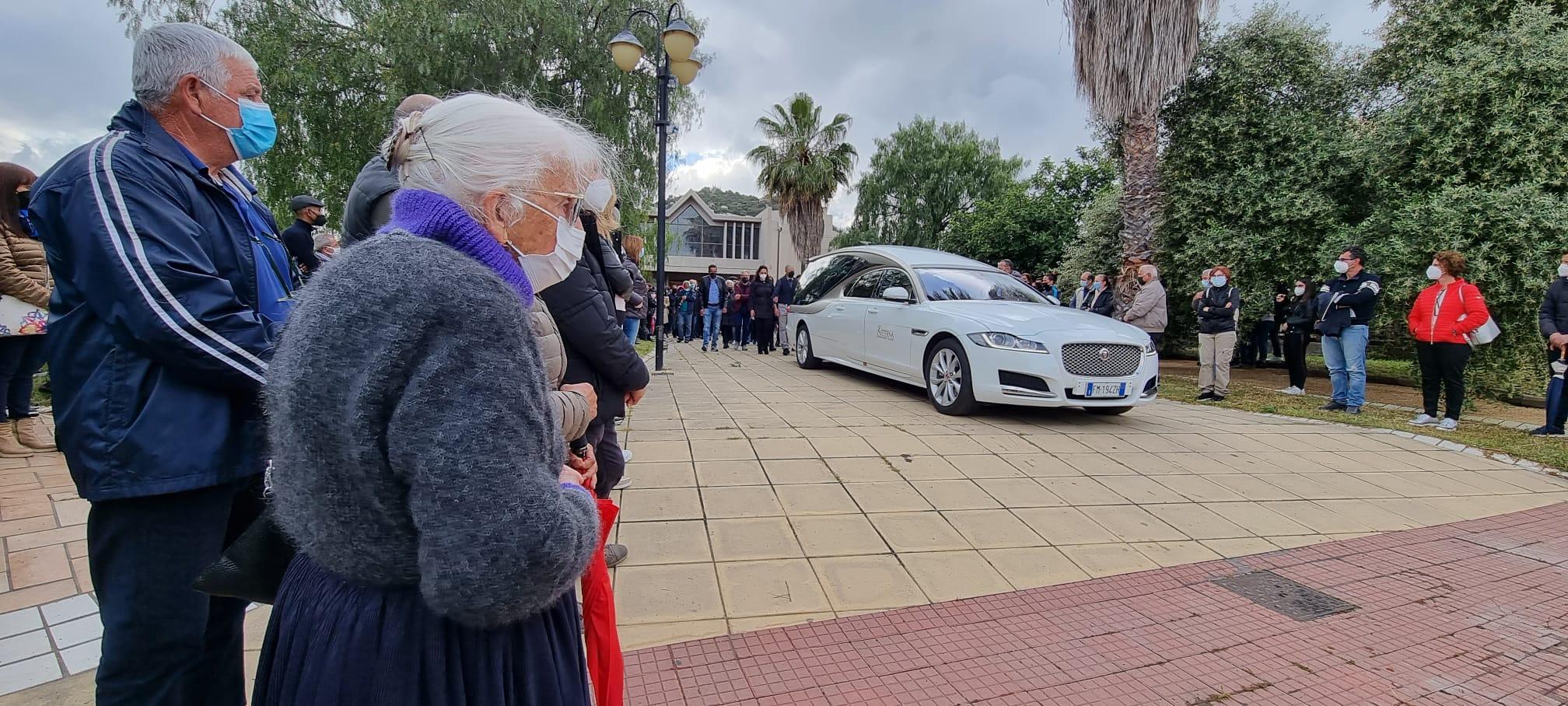 Un momento dei funerali di Mirko Farci (foto massimo locci)