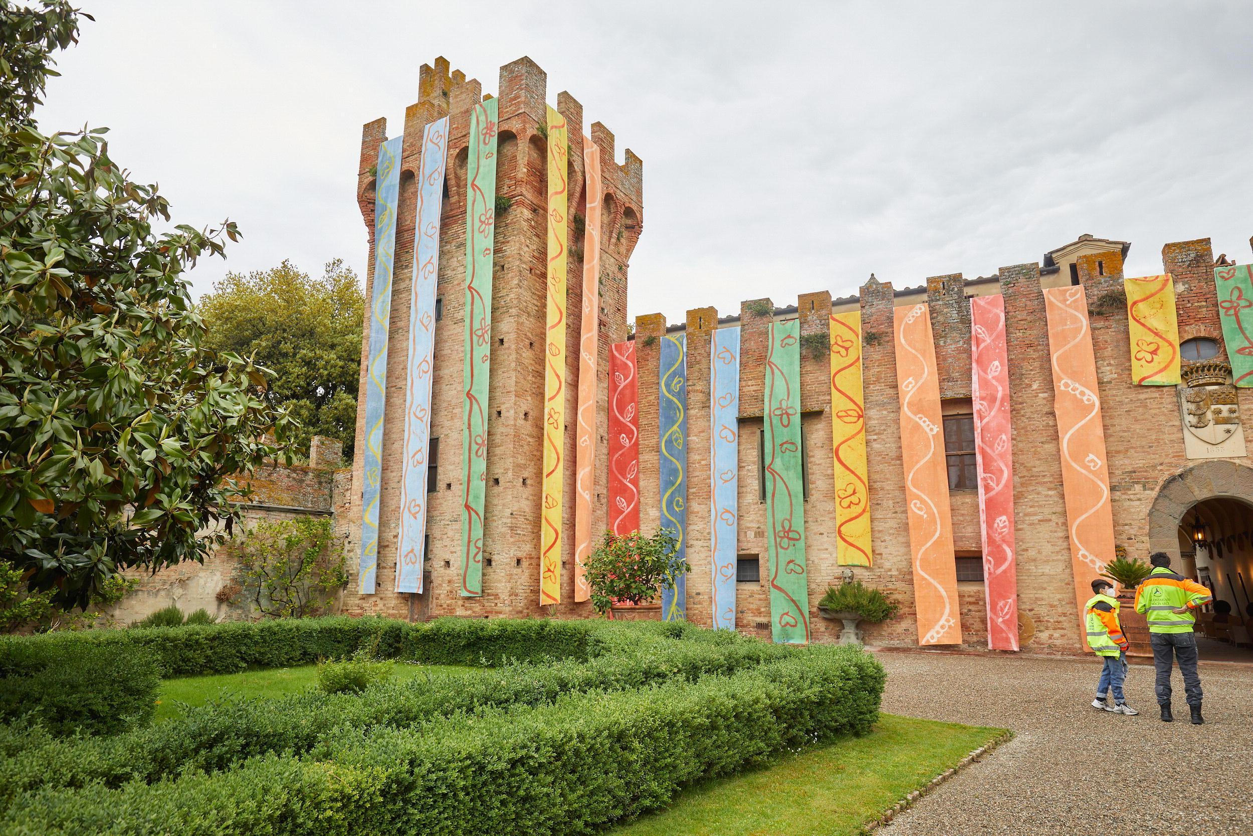 L'installazione “L’arcobaleno della pace” al castello di Oliveto realizzata da Dale (foto Carlo Sestini)