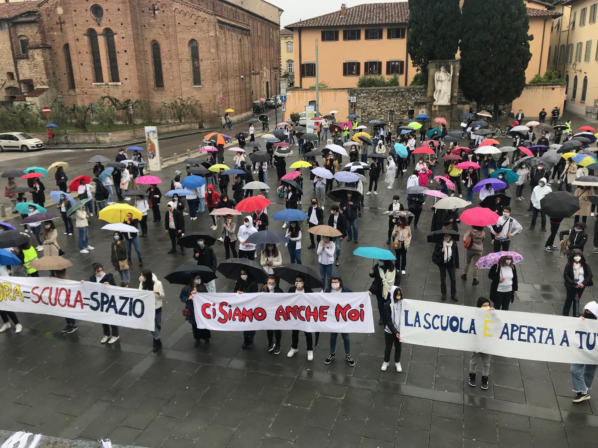 La manifestazione degli studenti, insegnanti e genitori dei licei Livi e Brunelleschi in piazza delle Carceri