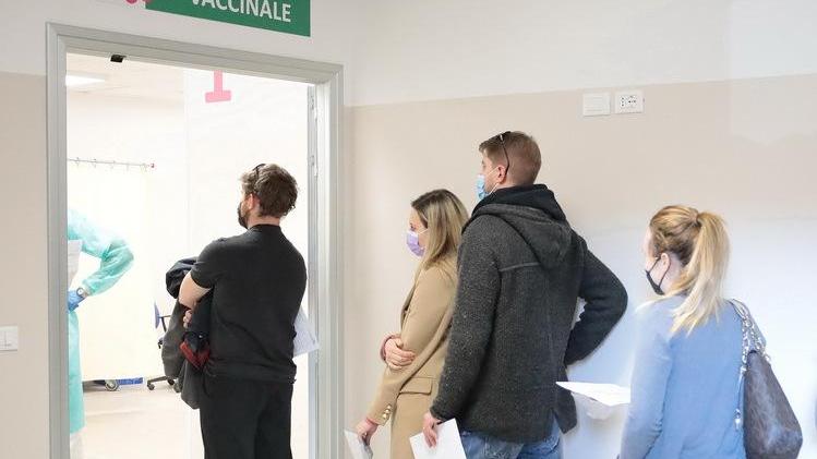 Emilia Romagna, vaccini ai 40enni: aprono le adesioni ma non si parte prima di un mese
