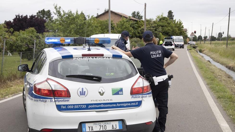 Formigine, scappa in strada per evitare un gavettone: 18enne travolto e ucciso durante una festa di nozze