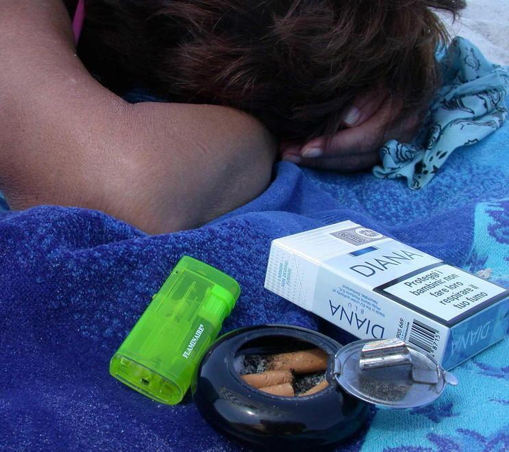 Niente fumo in spiaggia, scatta ancora il divieto e stavolta anche la multa