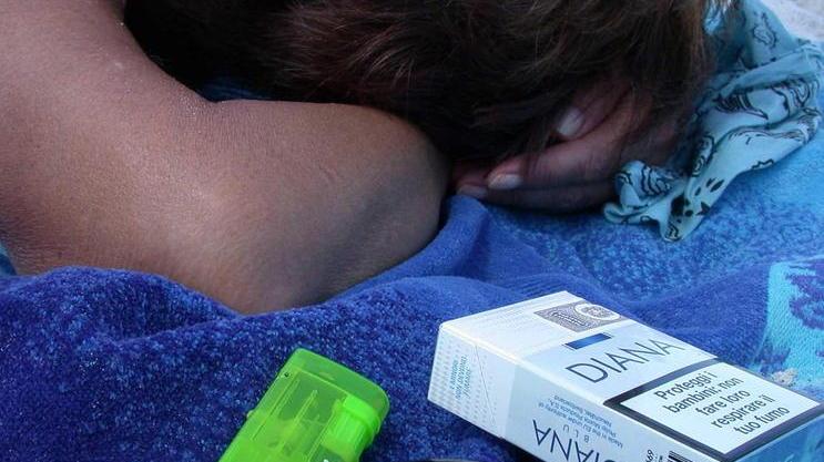 Niente fumo in spiaggia, scatta ancora il divieto e stavolta anche la multa
