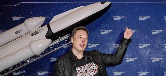 «Non accetto più i bitcoin» Musk affossa le criptovalute e “spinge” la sua Tesla 