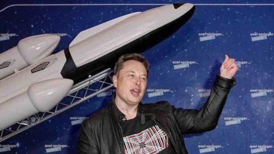 «Non accetto più i bitcoin» Musk affossa le criptovalute e “spinge” la sua Tesla