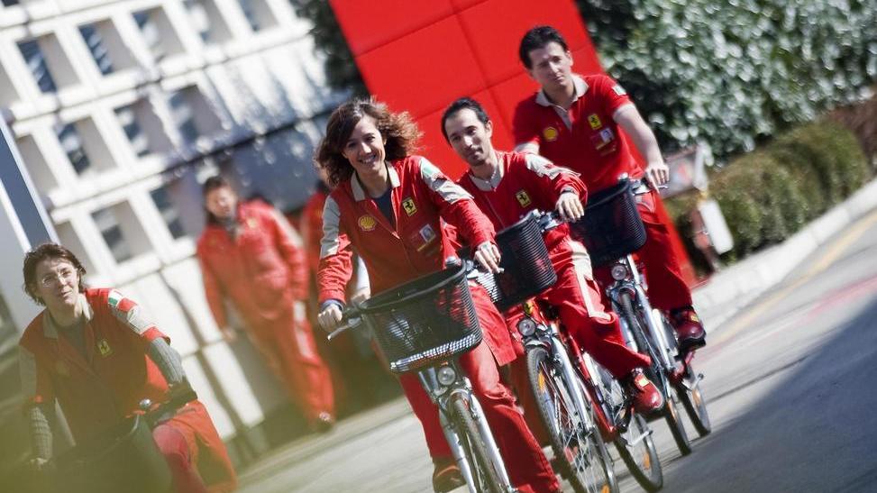 La Ferrari va in bici 50 euro ai dipendenti al lavoro pedalando