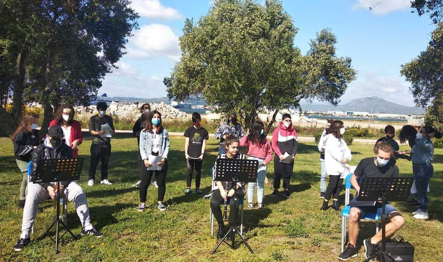 Mancano le aule, lezione in giardino