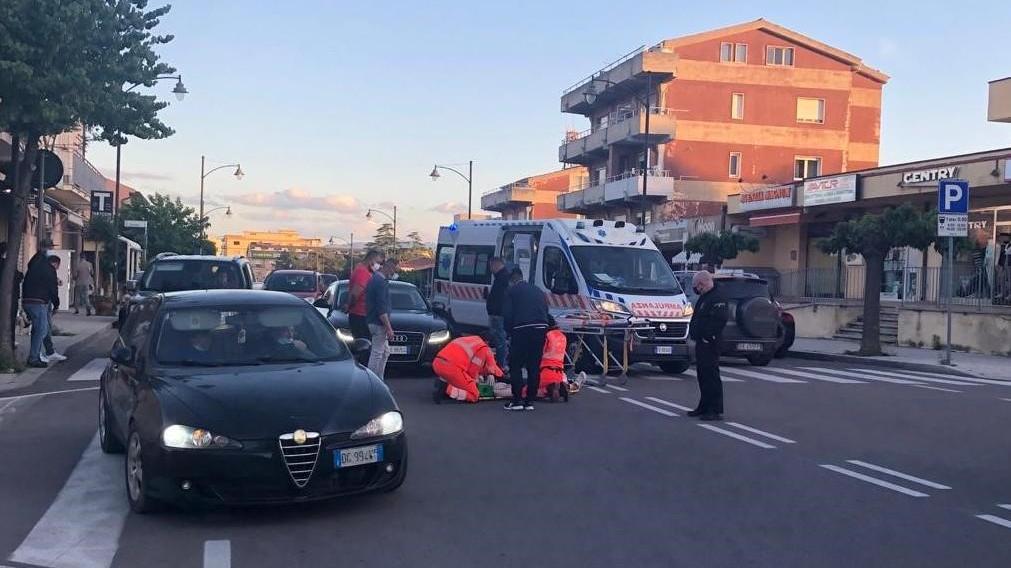 Donna investita sulle strisce pedonali