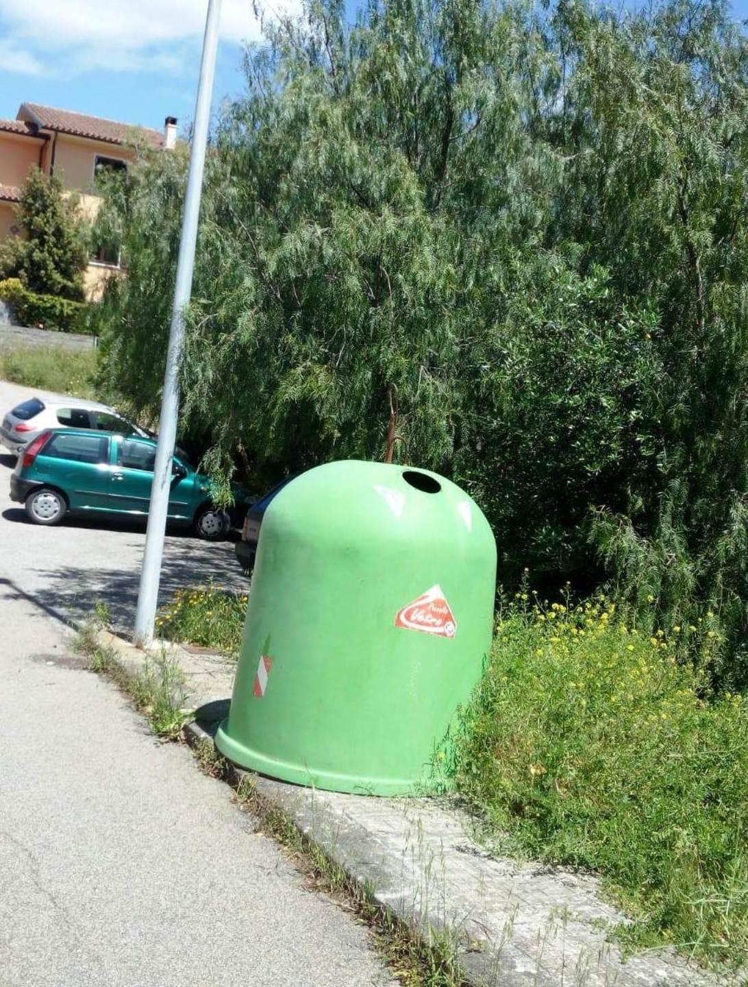 Un’ingombrante campana per il vetro 