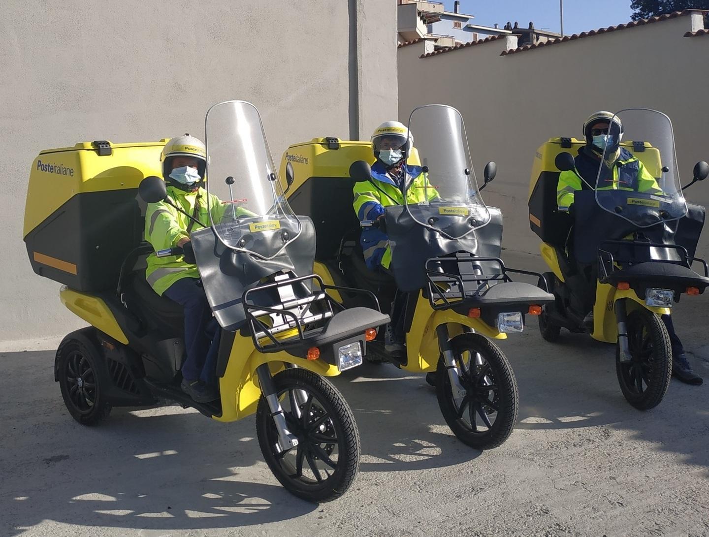 Dodici nuovi mezzi “green” per consegnare posta e pacchi