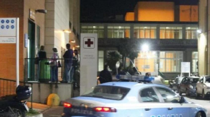 Una volant della poliazia davanti al pronto soccorso di Livorno