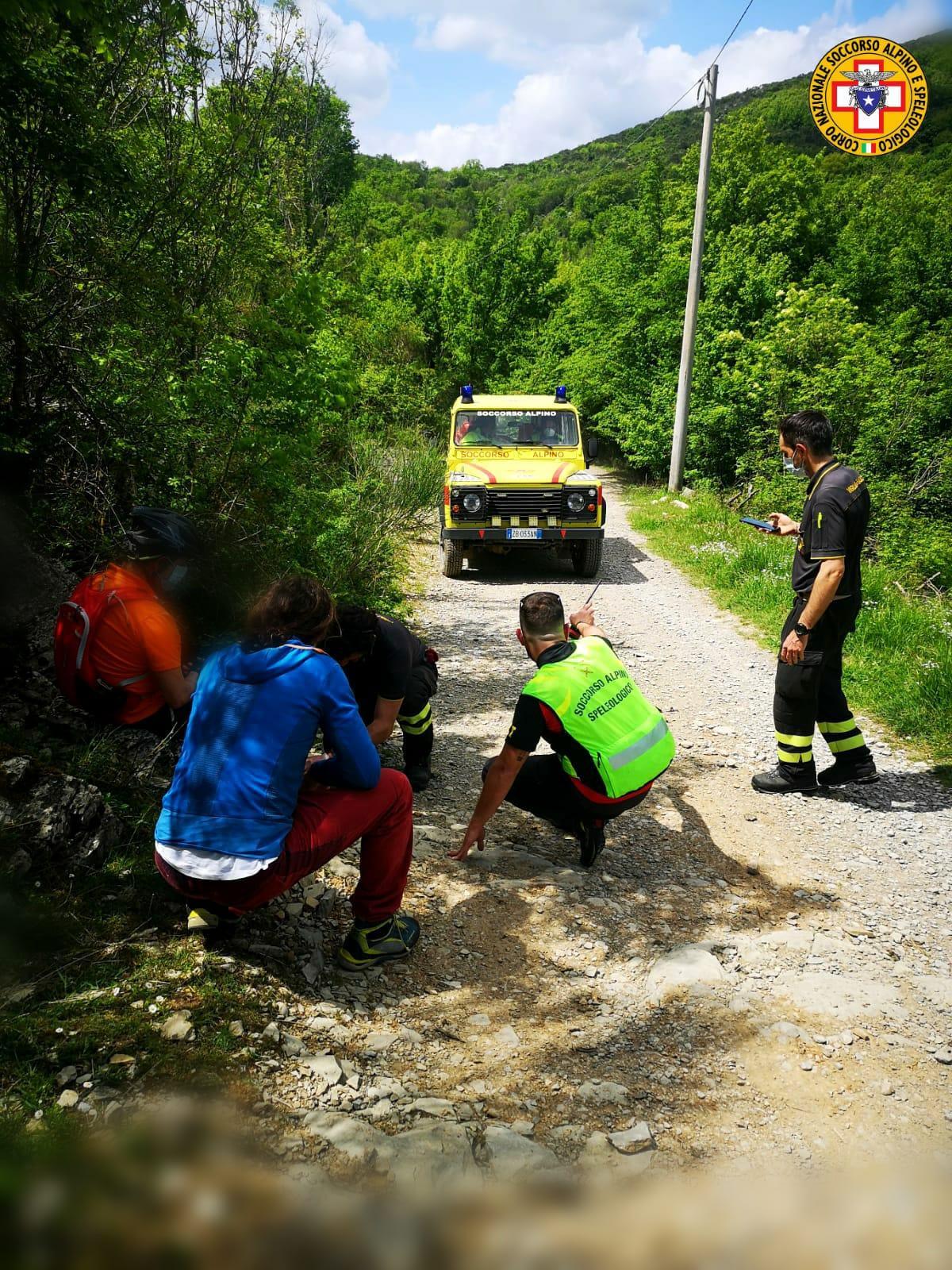 I soccorsi al ciclista aggredito domenica scorsa dai cani in Calvana