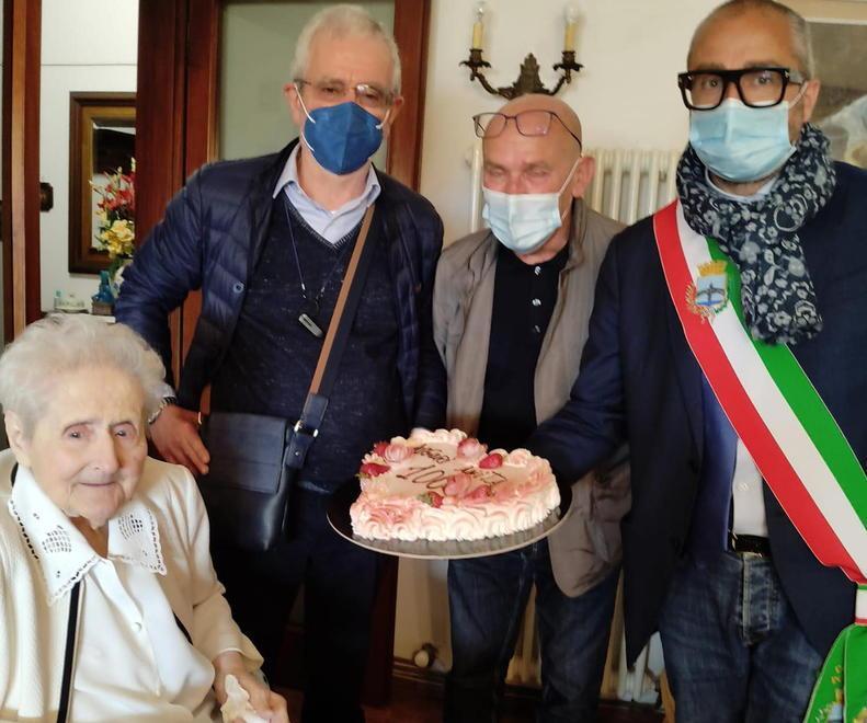La torta per la festa di 100 anni consegna dal sindaco Matteo Franconi