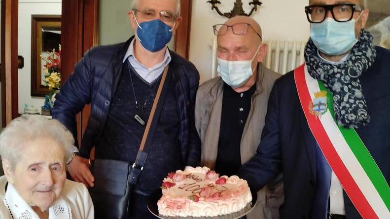 La torta per la festa di 100 anni consegna dal sindaco Matteo Franconi