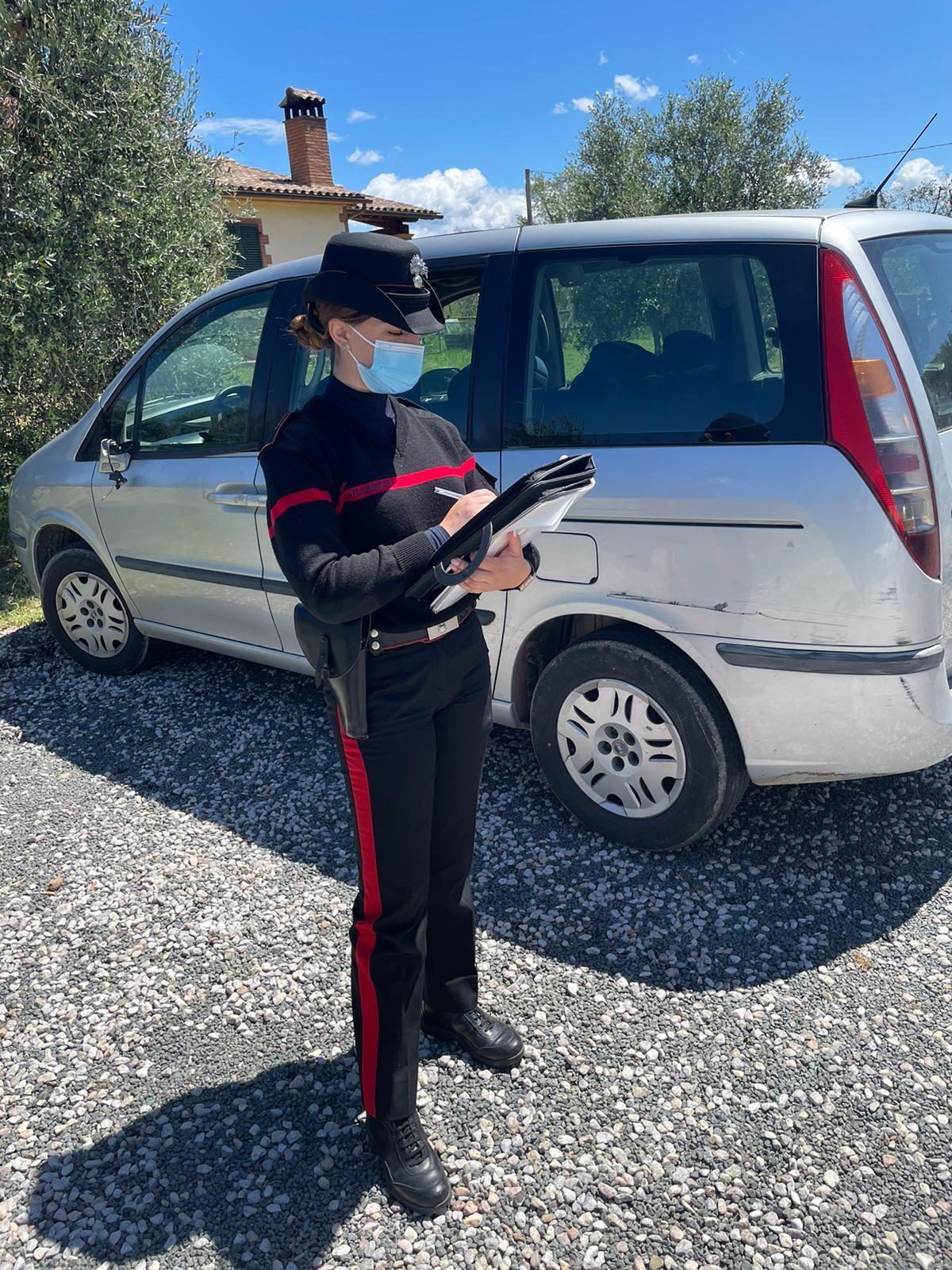 I carabinieri e l'auto coinvolta nell'incidente