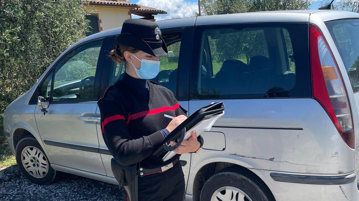 I carabinieri e l'auto coinvolta nell'incidente