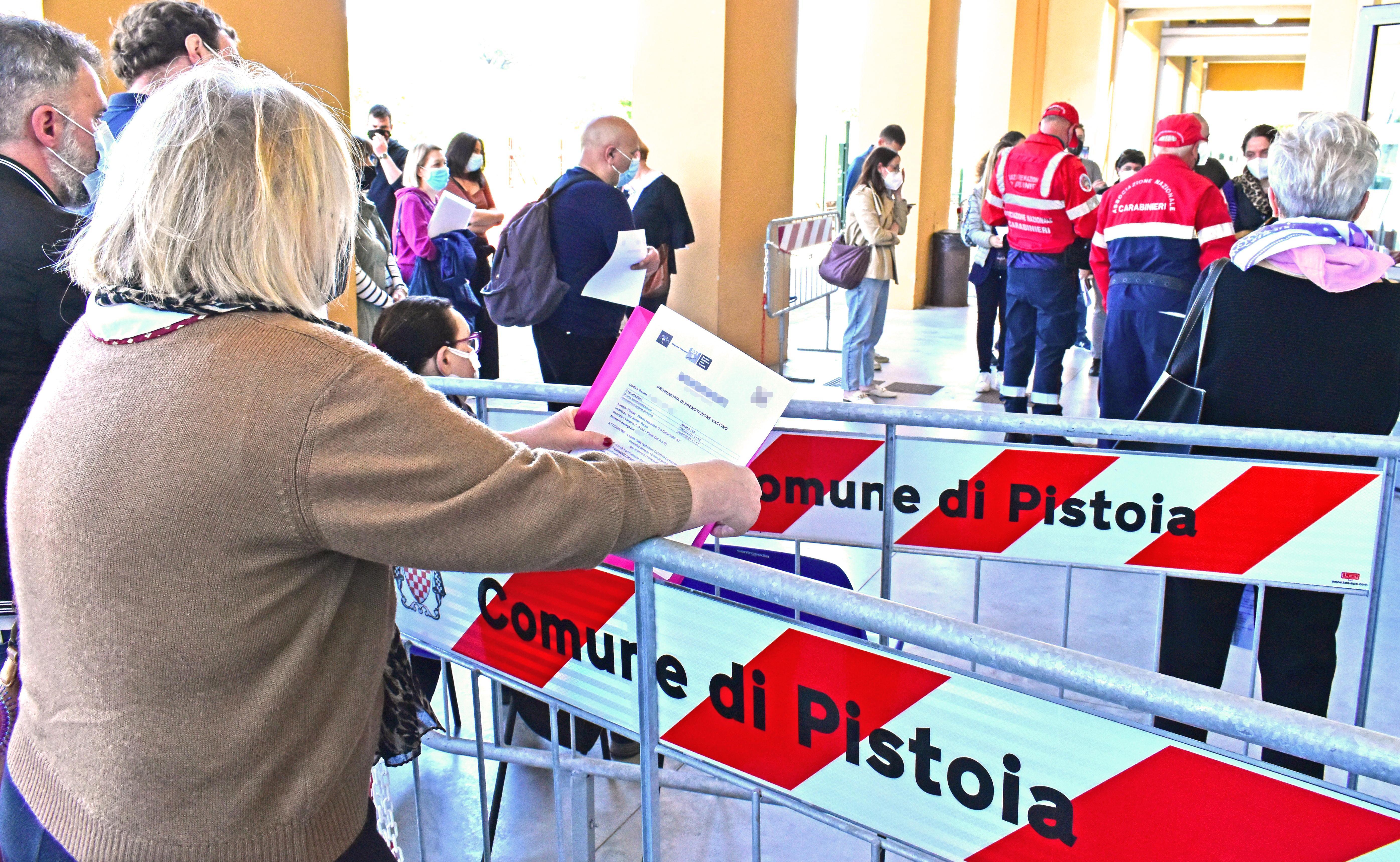 In attesa de vaccino al centro allestito nella Cattedrale Ex Breda (foto Lorenzo Gori)
