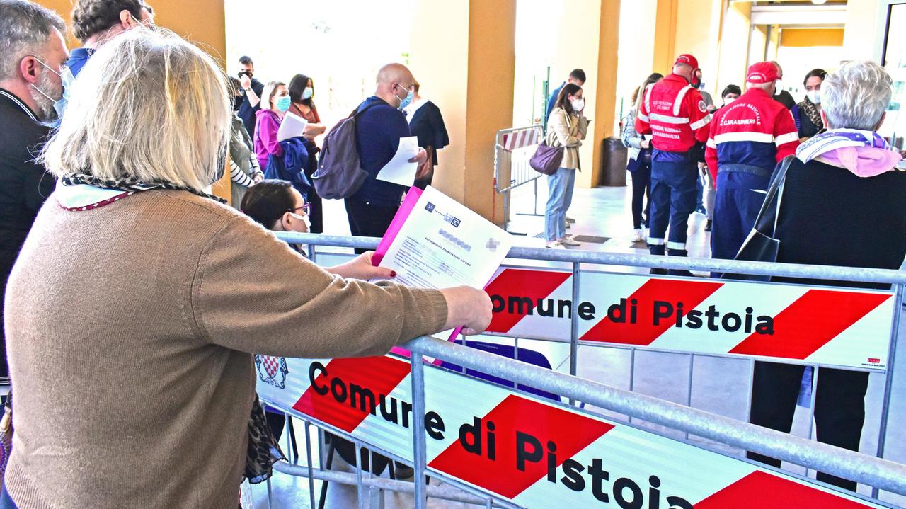 In attesa de vaccino al centro allestito nella Cattedrale Ex Breda (foto Lorenzo Gori)